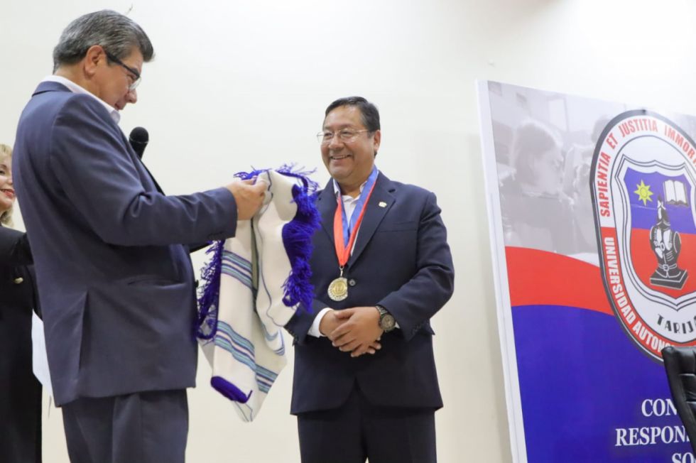 UAJMS Tarija entrega distinción al presidente Luis Arce