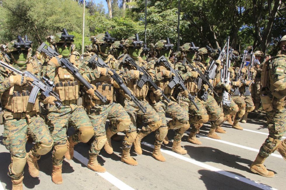 B.- El Ejército recibió aplausos