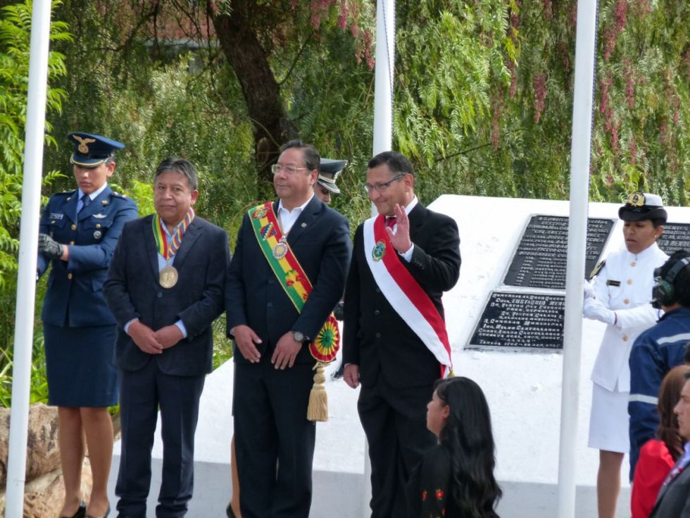 3.- Iza de las banderas