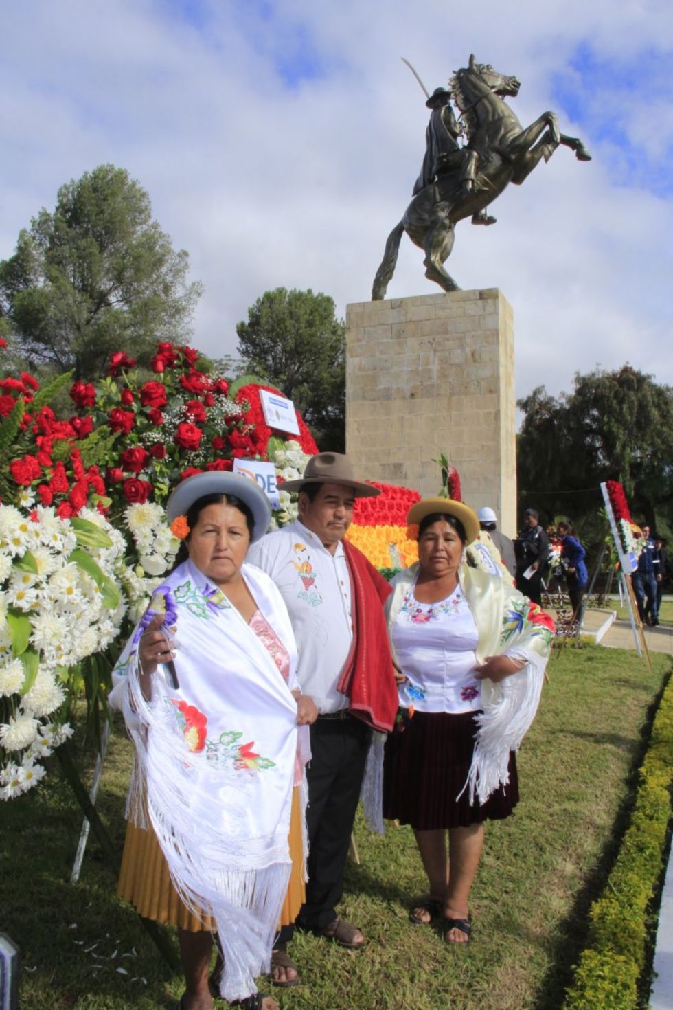 G.- El Moto y el traje típico siempre presente