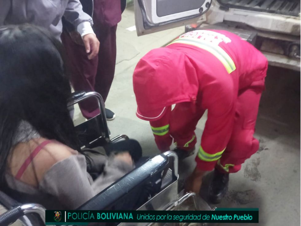 Bomberos rescatan a joven que se lanzó del puente Peregrino en Tarija