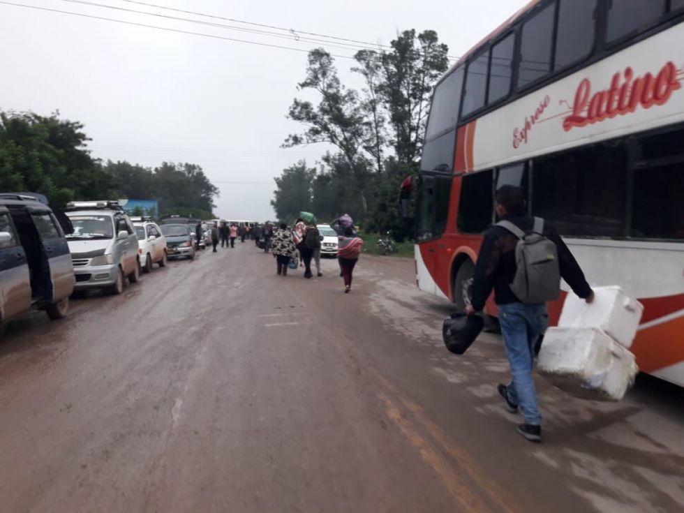 Postulantes de enfermería bloquean la ruta 9 hacia Tarija y Santa Cruz