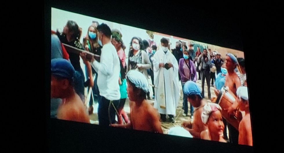 Un fotograma en la oscuridad del auditorio