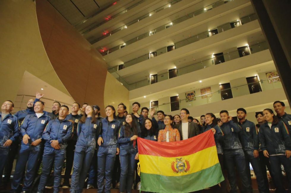 Gobierno entrega pasajes e indumentaria a delegación boliviana que participará en los Juegos Deportivos del Alba