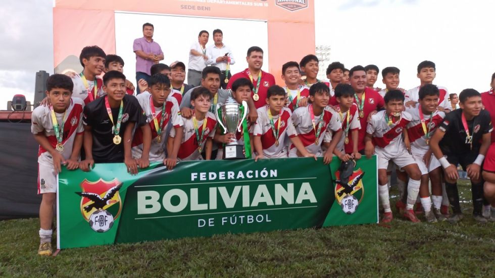 Sorprenden a un campeón nacional Sub-15 con la entrega de reconocimientos mientras pasaba clases (VIDEO)