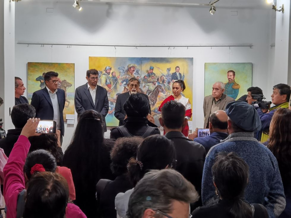 El autor y su público, reunidos para la inauguración.