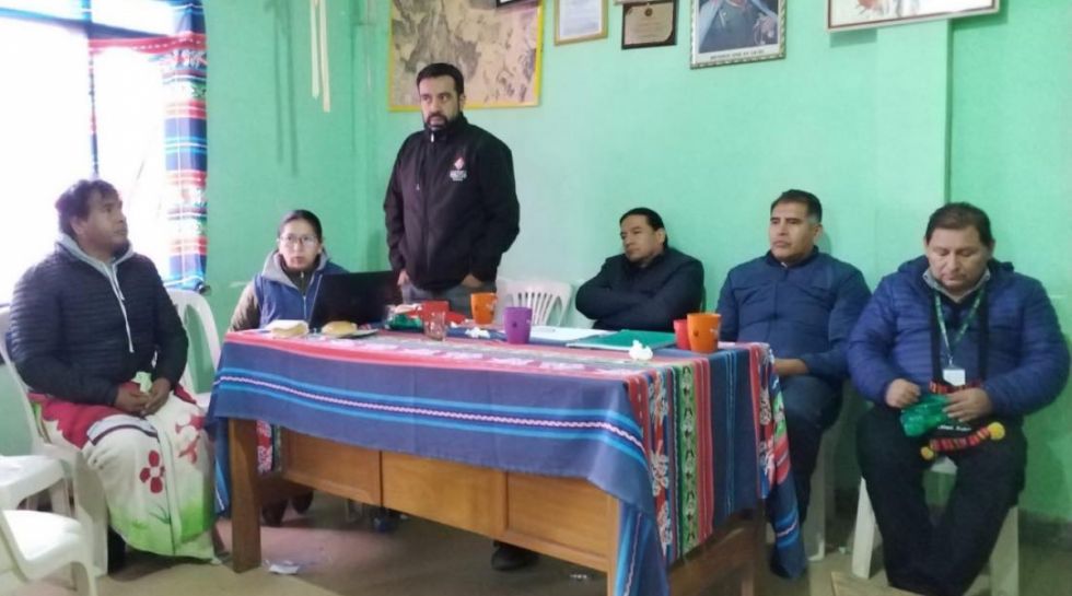 Campesinos levantan bloqueo de caminos en Colomi 
