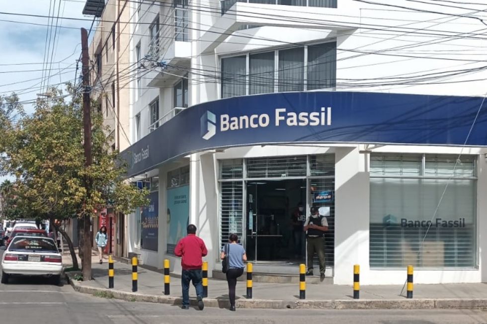 Ordenan aprehensión de cuatro ejecutivos del Banco Fassil 
