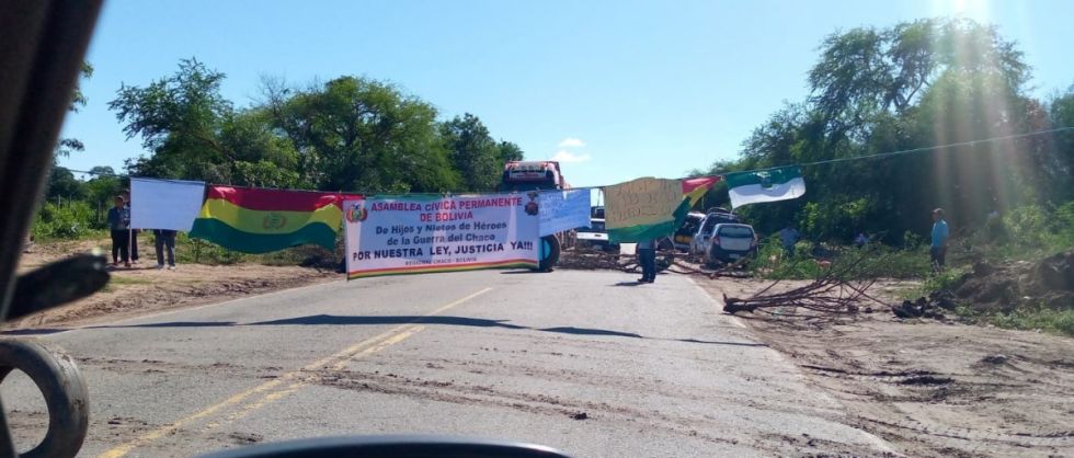 Hijos de beneméritos bloquean la ruta 9 Villa Montes-Santa Cruz