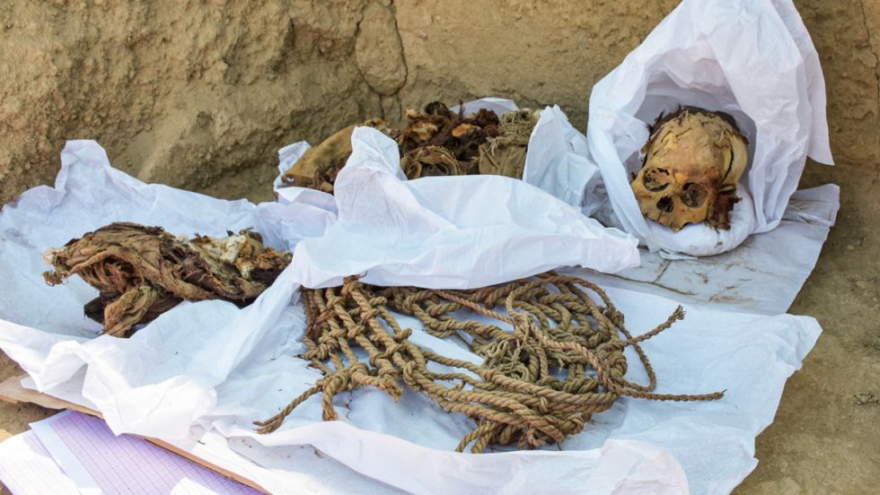 Hallan en Perú una momia que aún conserva cabello, piel y dientes (FOTOS)