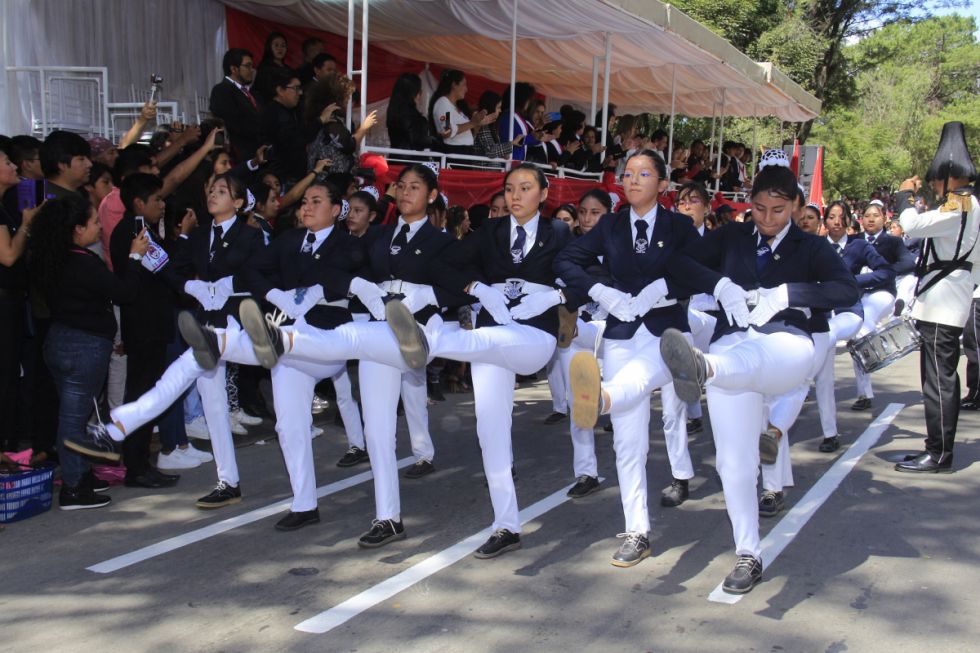 Con paso firme las alumnas del Colegio San Luis
