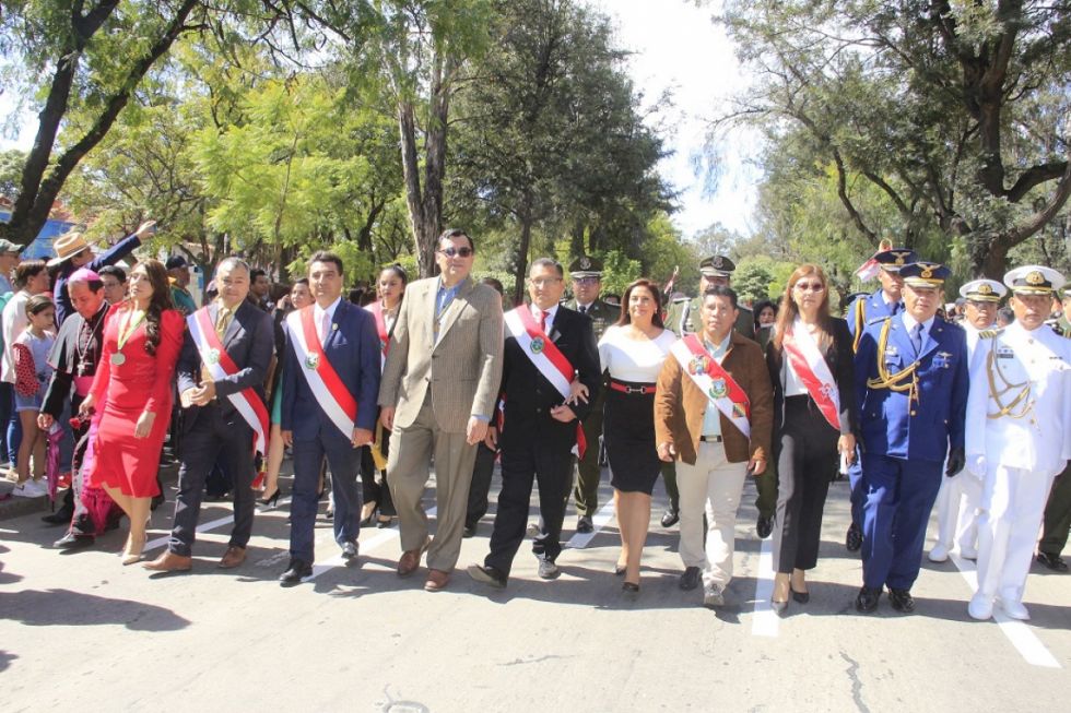 Autoridades de todo nivel desfilan para conmemorar la independencia de Tarija.