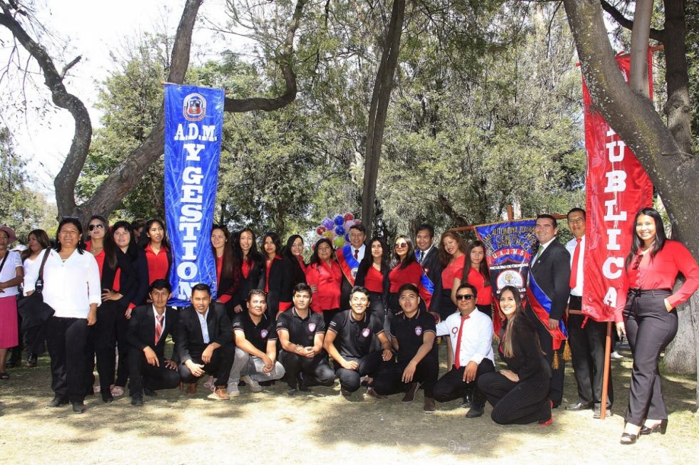 Docentes y administrativos de Ciencias empresariales UAJMS del Gran Chaco