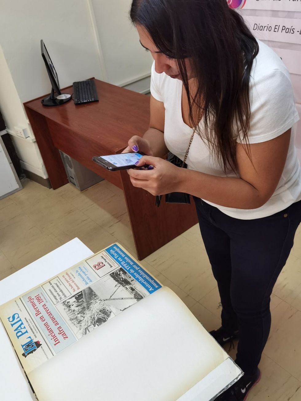 Violeta Castillo frente a la primera portada de la primera edición