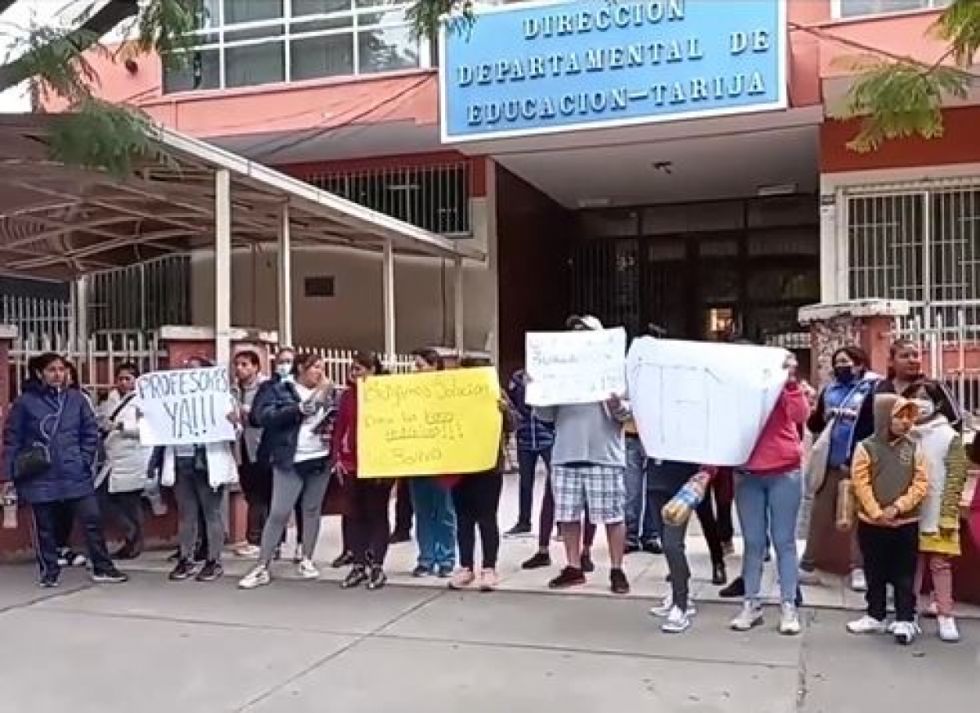 Padres de familia protestan en la DDE Tarija por ítems de educación