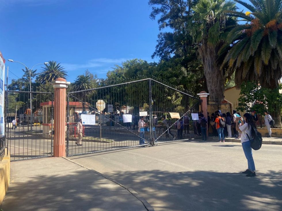 Estudiantes toman la UAJMS de Tarija por el comedor universitario