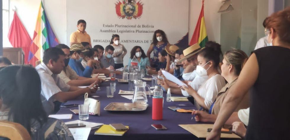 Parlamentarios llaman a empresas con líos camineros
