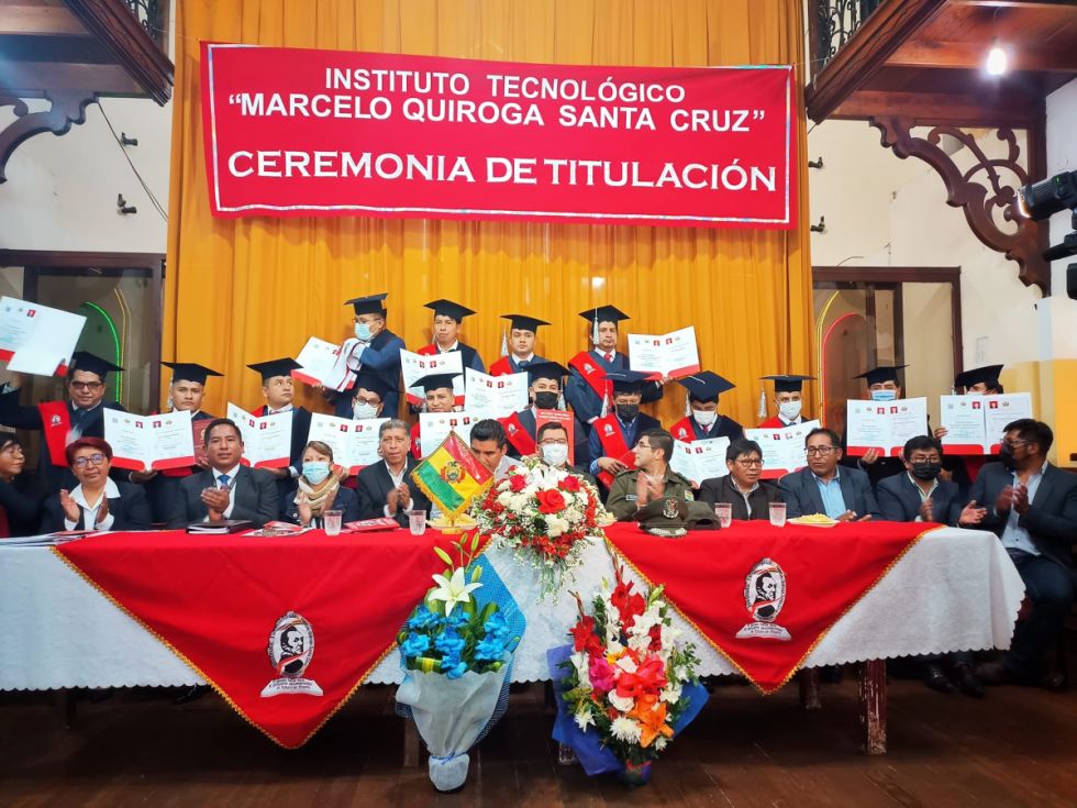 Privados de libertad se gradúan en una cárcel