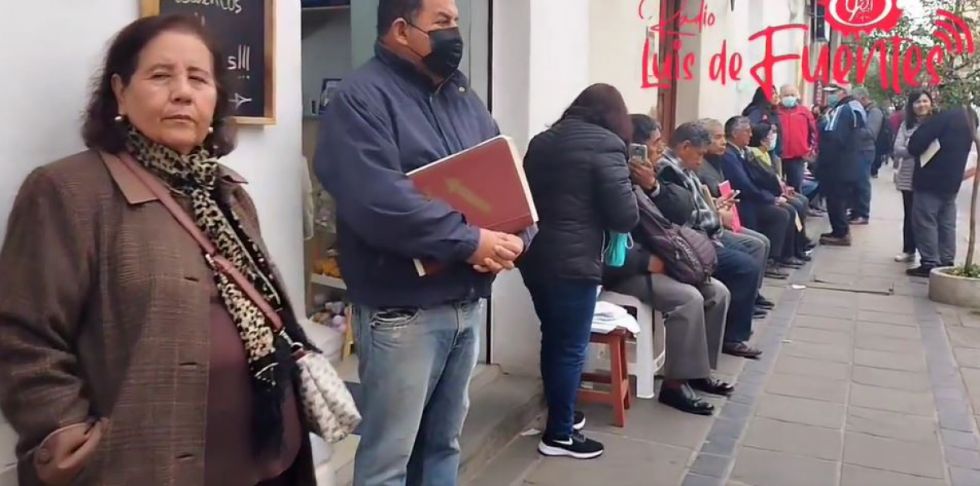 Aportantes de la AFP en Tarija hacen largas filas buscando retirar sus ahorros