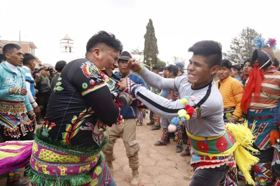 La Fiesta de la Cruz y el Tinku en Bolivia: Un enigmático encuentro de fuerzas en honor a la Madre Tierra