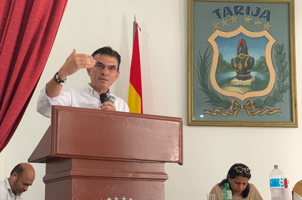 Libran a Rodrigo Paz de devolver recursos por el "mástil millonario"