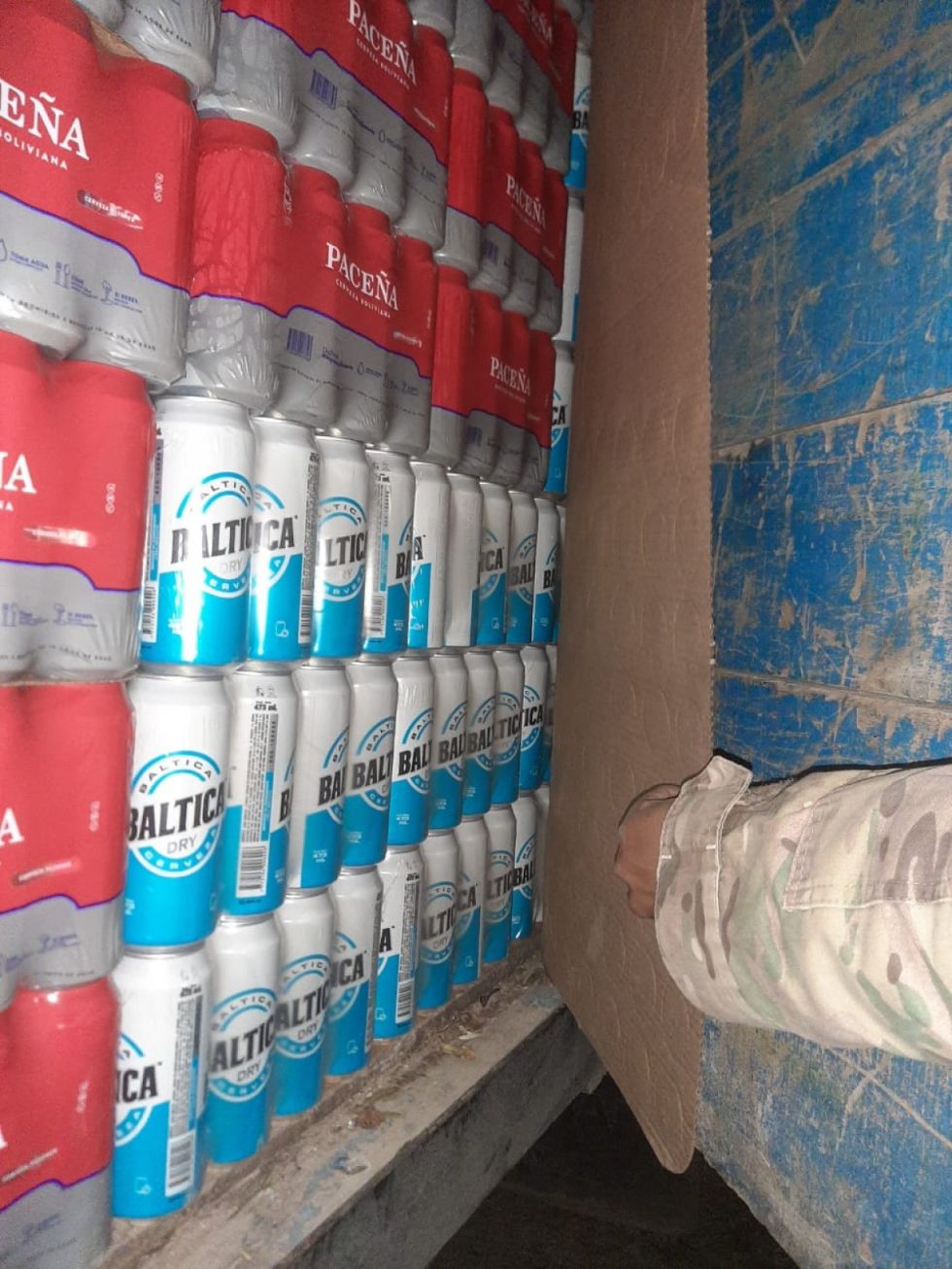 Incautan cerveza argentina "camuflada" en un camión en Yacuiba