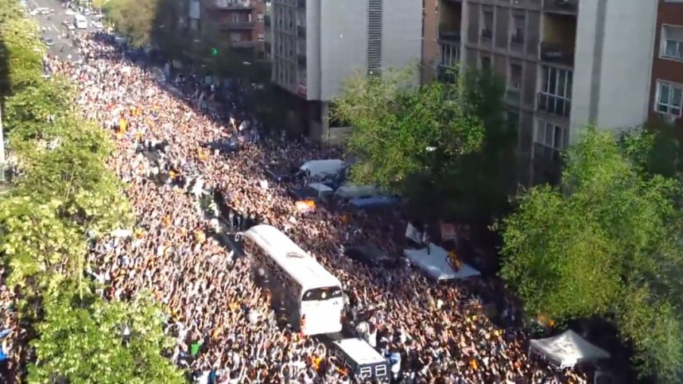 Día de Champions en el Bernabéu: el impactante recibimiento de los hinchas al bus del Real Madrid (VIDEO)