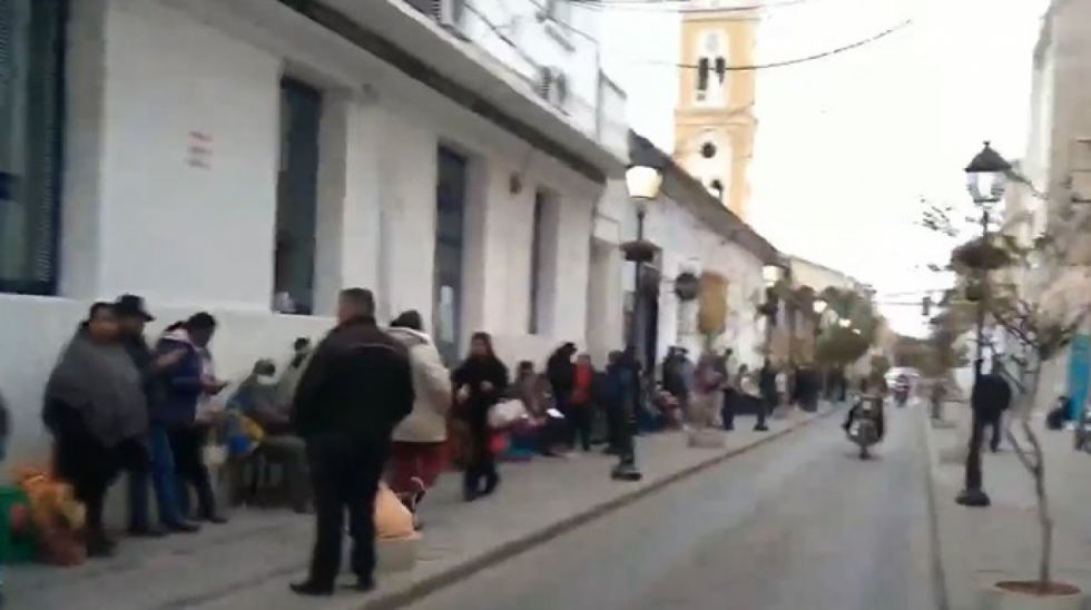 A dos días del cierre de las AFPs, se registran largas filas en Tarija