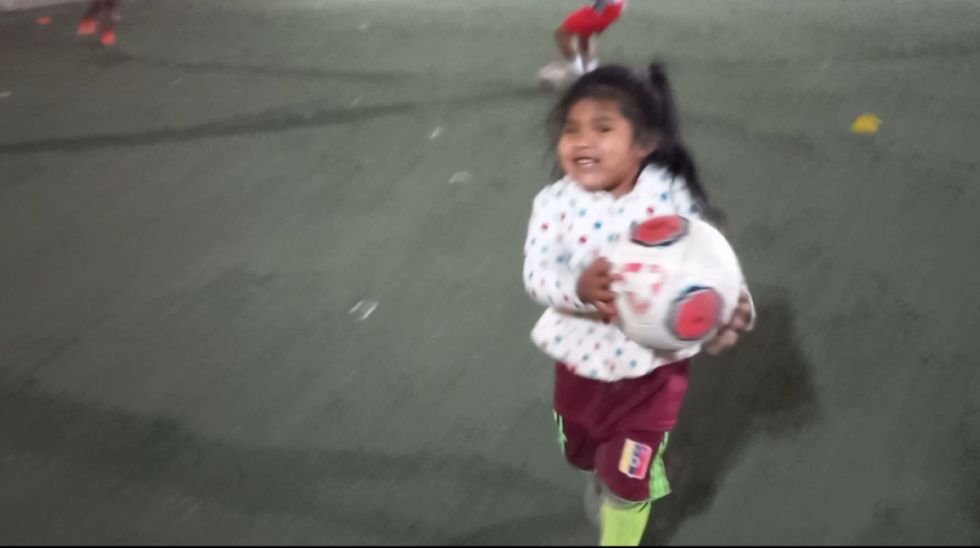 El tierno video de Antonella, la niña tarijeña que muestra tener un talento prometedor en el fútbol