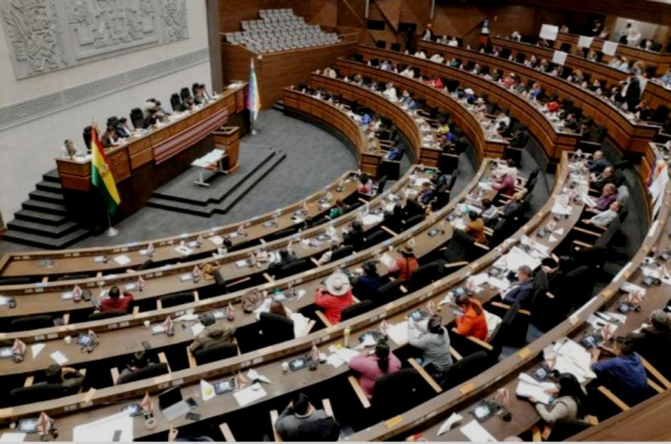 El Ministro de Obras Públicas se salva de la censura tras interpelación en el Legislativo