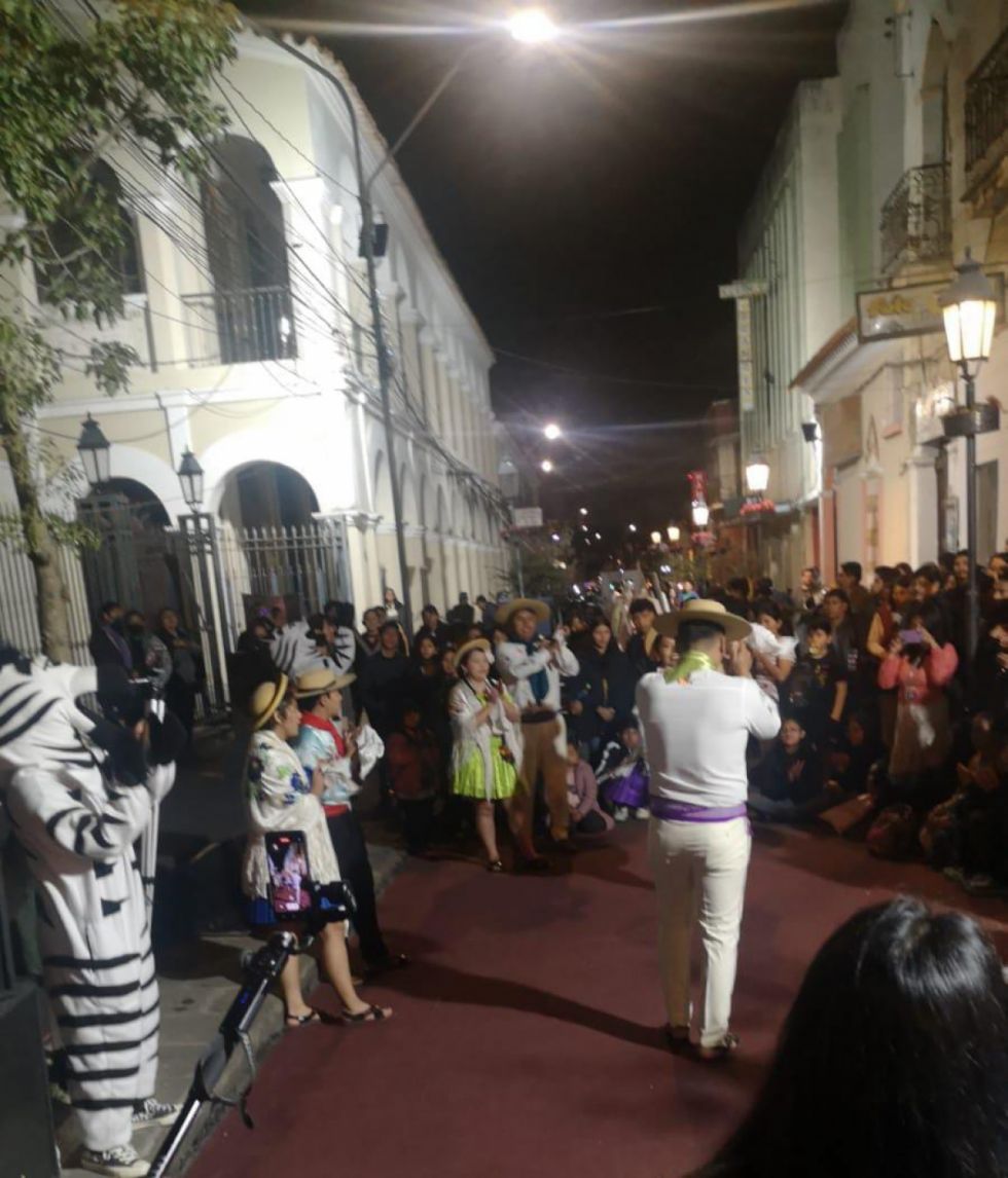 Tarijeños hacen fila para visitar el Museo Franciscano