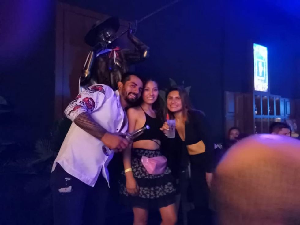 Paúl con amigas