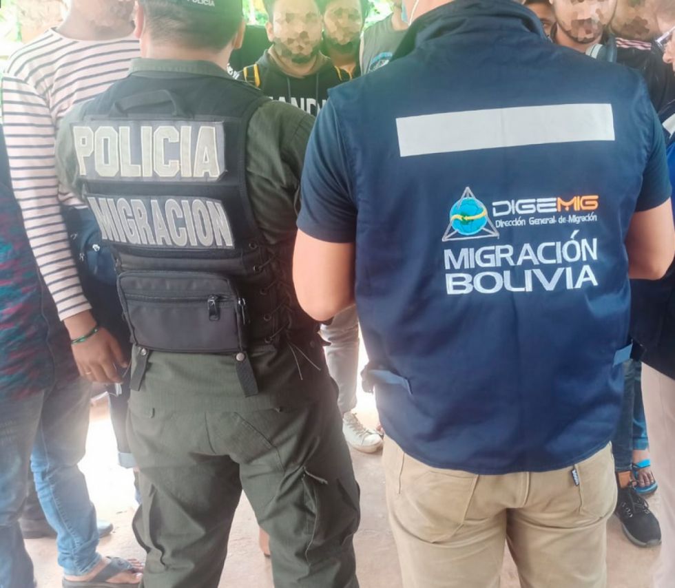 Suman cinco exfuncionarios de Migración Pando aprehendidos por tráfico de personas
