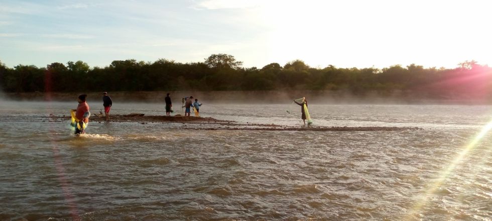 Unas 8.000 familias indígenas viven de pescar en el Pilcomayo