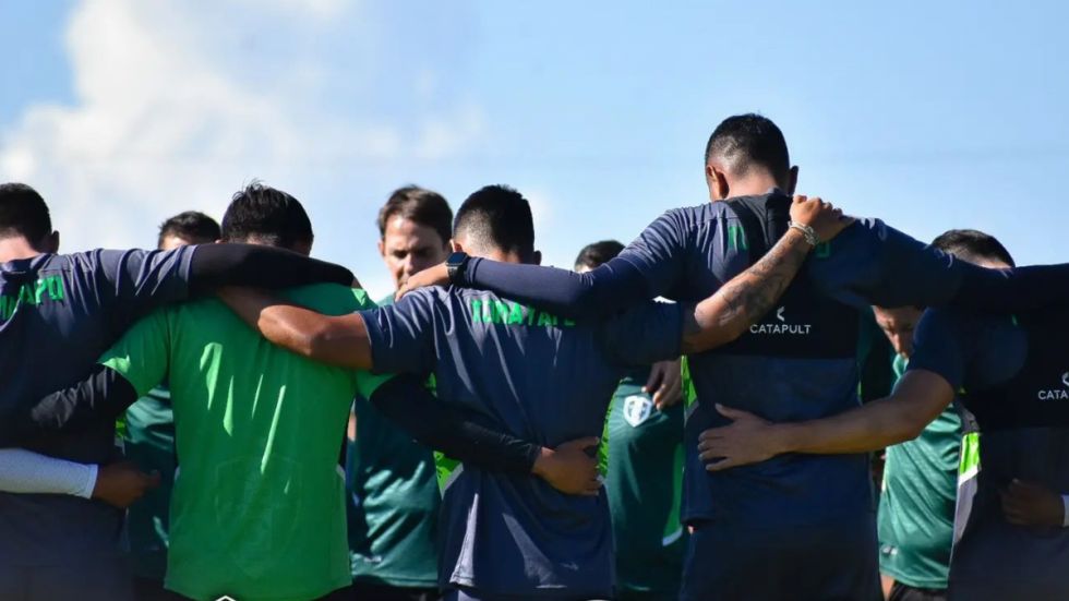 Insólito, un jugador importante de Tomayapo queda fuera por pisar un pozo en la práctica