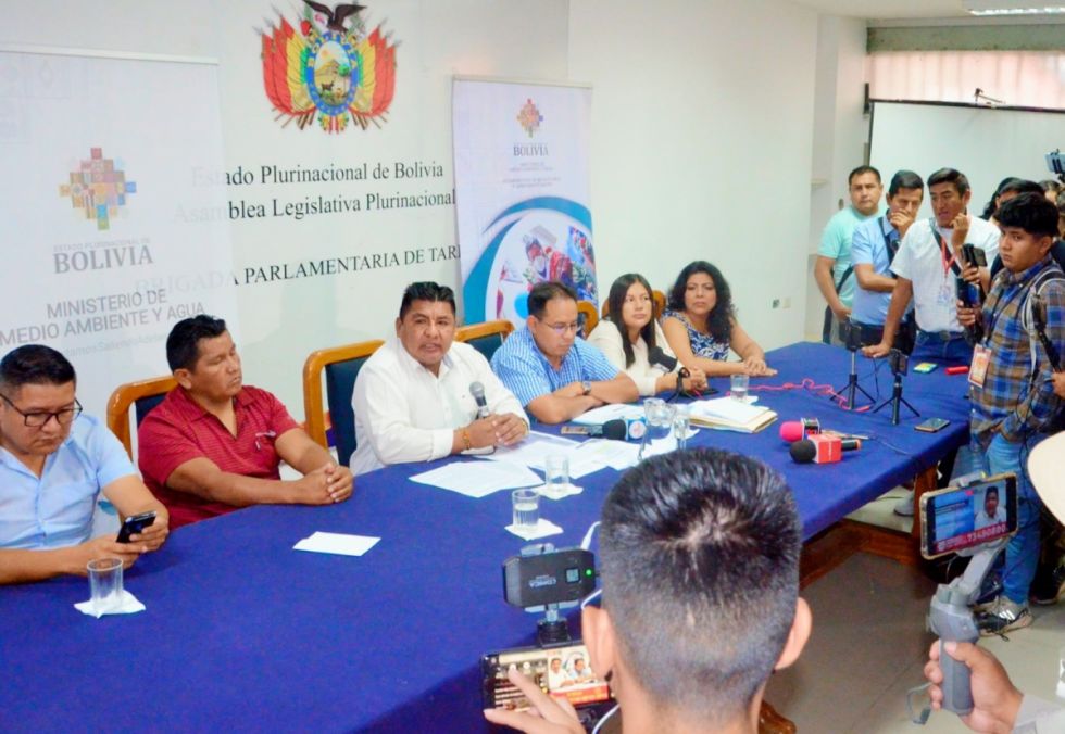 Transparencia rastrea los vínculos del exministro Santos en Tarija