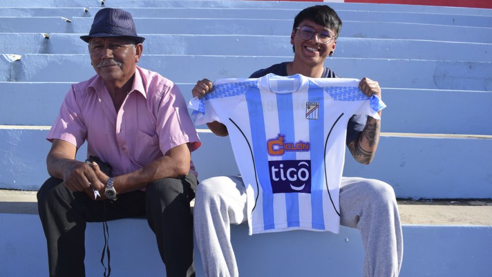 Con la radio y la camiseta listos para el arranque del juego