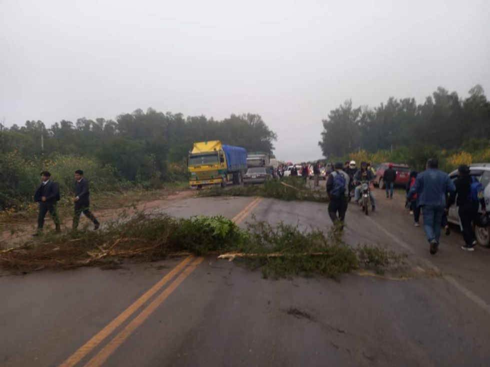 Molineros bloquean la ruta 9 en Yacuiba