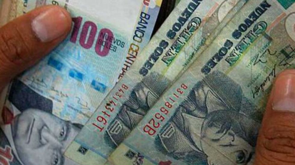 Comerciantes compran el Sol para acceder al dólar