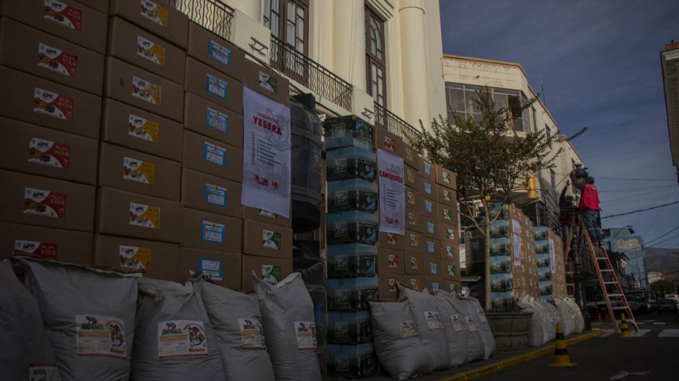 Alcaldía de Tarija entrega insumos a afectados por el clima