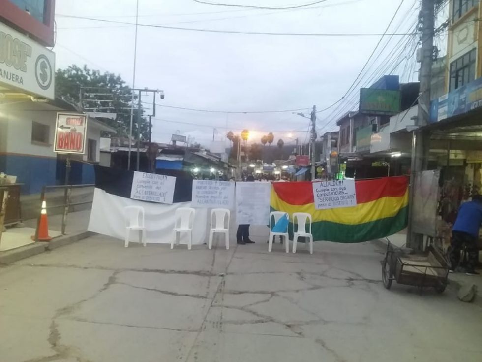 Bloquean el Puente Internacional en Yacuiba por un proyecto de alcantarillado