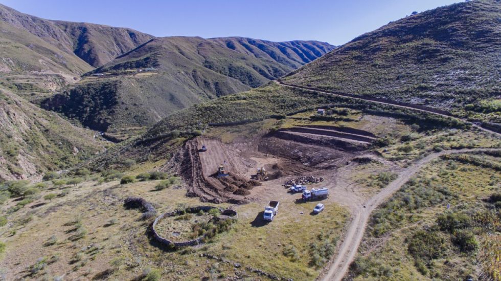 La Alcaldía construye atajado en Papachacra, tiene 80% de avance