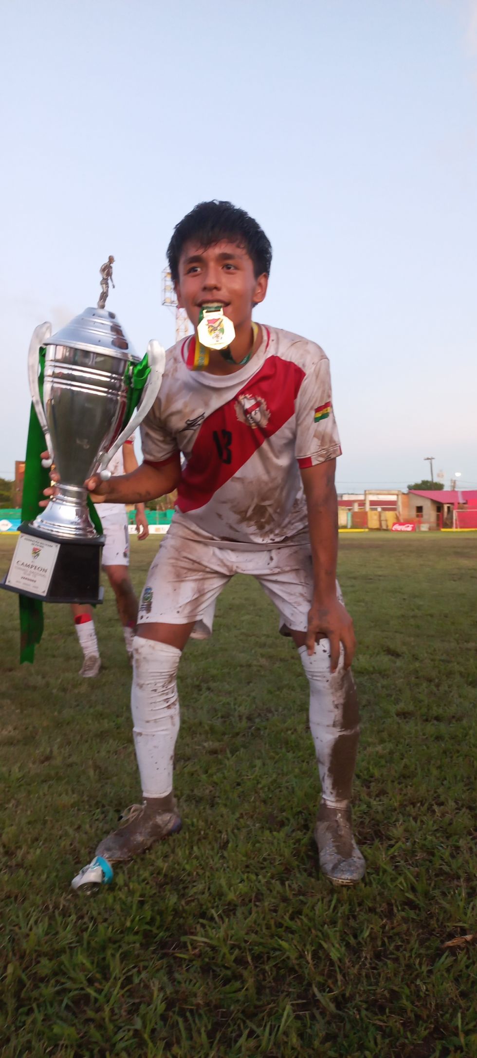 Ezequiel Flores, defensor