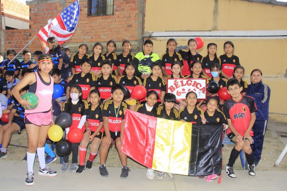 Bélgica representada por Sexto Básico