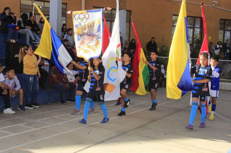 Los mejores deportistas de la U.E. Juan XXIII desfilan con sus banderas