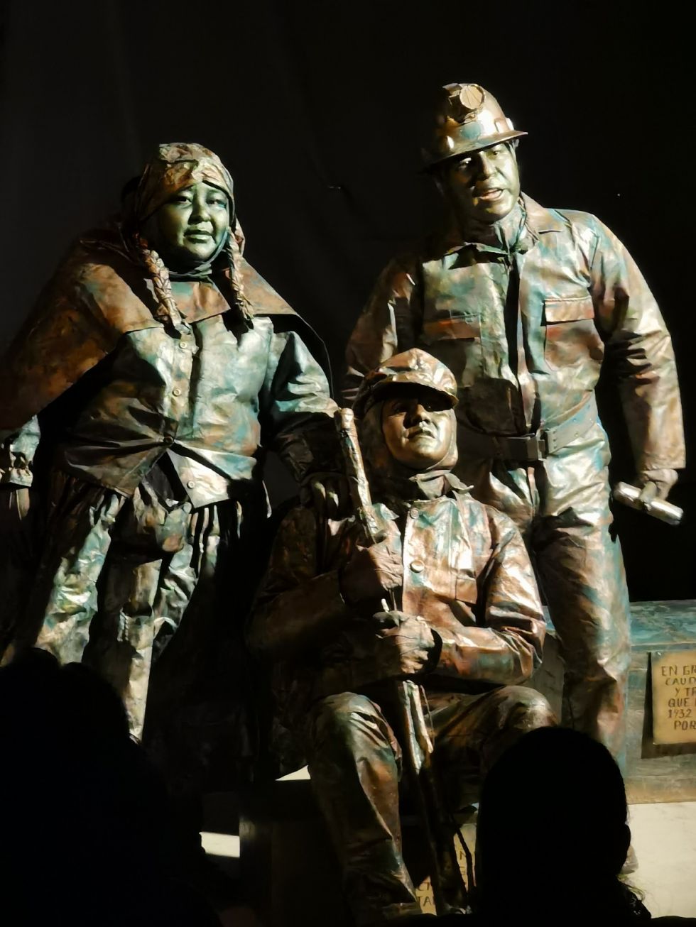 Tres estatuas.