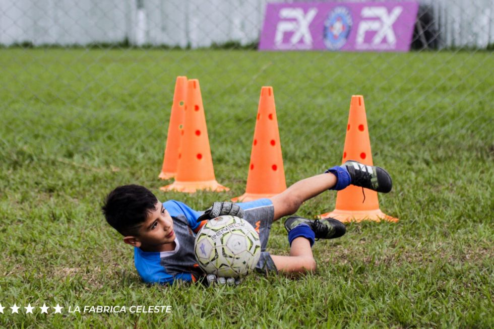 Video: Un club grande de Santa Cruz presume  el talento del hijo de un futbolista tarijeño