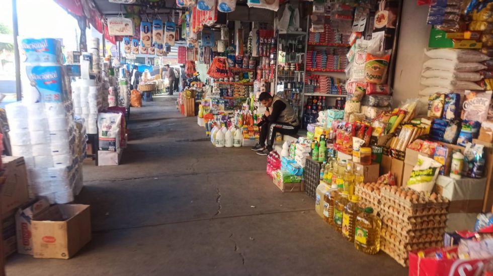 La falta de dólares encareció los abarrotes y el contrabando