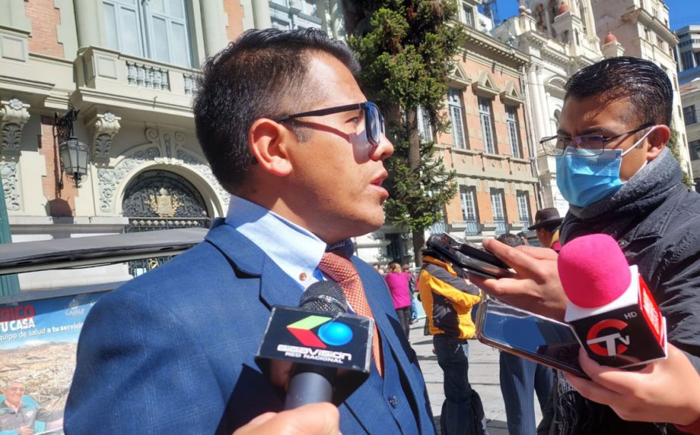 Caso coimas: Abogado de la testigo clave dice que Bs. 300.000 de soborno pasaron sin control en vuelo de BoA y la Casa Grande
