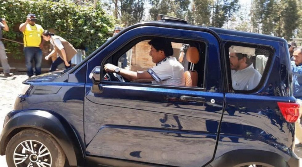 Morales propone que todas las oficinas del Estado usen autos eléctricos para reducir subvención a combustibles